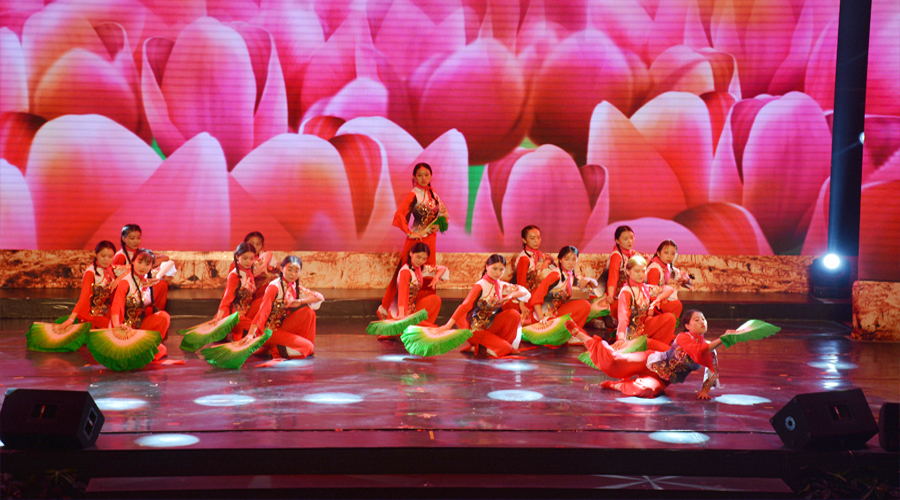 <b>热烈祝贺西轨艺术团在“碑林区第六届文</b>